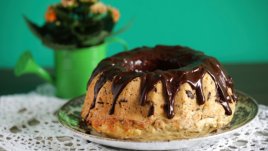 Кекс с орехи и стафиди с шоколадова глазура