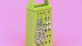 Превърнете старото ренде в красива поставка за обици