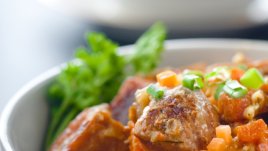 Гювеч със свинско, картофи и гъби