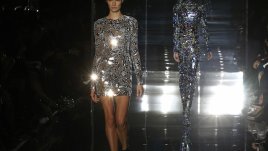 Облечена като диско дива