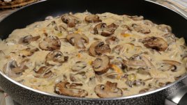 Задушени гъби със сметанов сос грейви