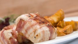 Печено пилешко в бекон