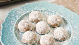 Орехови топчета с пудра захар