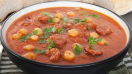 Манджа с нахут, наденица и бекон