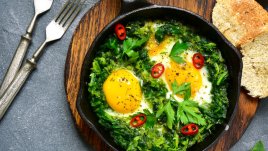 Шакшука със спанак и лук