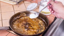 Как лесно да почистите загорели съдове 