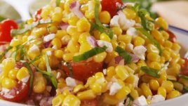 Салата с царевица и фета сирене