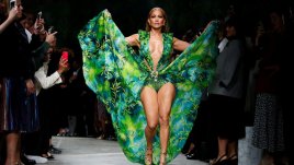 Versace облече Дженифър Лопес отново в тропически цветове