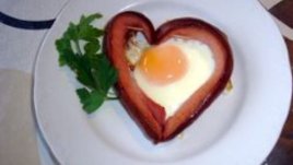 Топло сърце от кренвирш