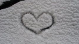 Романтичен съвет на деня: Нарисувайте сърца на всички коли пред блока!