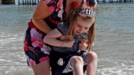 Победителките от конкурса „Майка и дъщеря – като две капки вода“