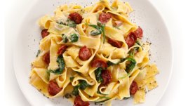 Фетучини с чоризо и спанак