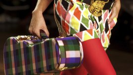 Сива есен – цветни чорапи