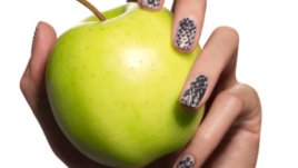 Работещо момиче и перфектен маникюр – как?