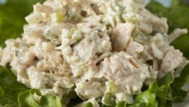 Салата с пилешко, краставички и дресинг