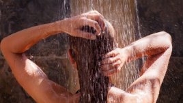 Причини да не влизате с контактни лещи под душа 