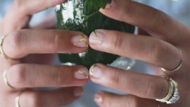 Как да си направите раиран маникюр в златно