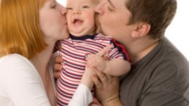Бащи все по-често вземат отпуска да гледат новородено
