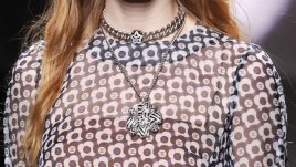 Колекцията с камелии на Chanel за есен-зима 2023-2024