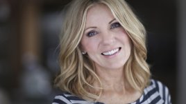 Актуални прически за дами със сребро в косите