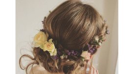 Сватбени прически с рошав, но красив кок