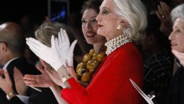 Яркочервено червило и къса пола – но само до 59 години 