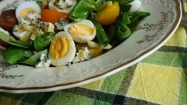 Видео рецепта: Салата с бейби спанак и микс от чери домати