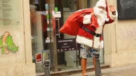 Дядо Коледа подарява книги в центъра на София