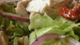 Зелена салата с пиле