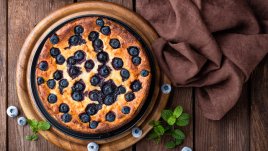 Сладкиш с кроасани и боровинки