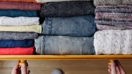 Как да се отървете от статичното електричество по дрехите 