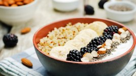 Закуска с киноа, скир и плодове