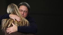 Хълцането спира с прегръдка