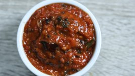 Лютеница с гъбено кубче и орехи