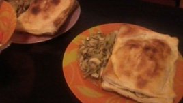 Пилешко с гъби и лук в бутер тесто