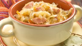 Салата с кисело зеле, картофи и наденица 