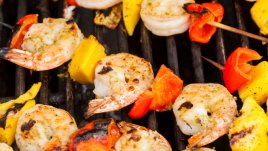 Шишчета от скариди със зеленчуци