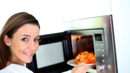 Какво не бива да притопляме или размразяваме в микровълновата 