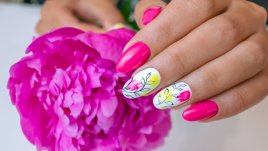 15 идеи за флорален маникюр за пролетта
