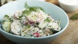 Салата с краставици и дресинг с майонеза