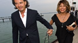 73-годишната Тина Търнър минава под венчило 