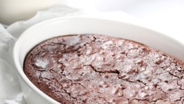 Кекс с орехи, стафиди и шоколад