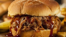 Пилешки бургери със сладко-пикантен сос