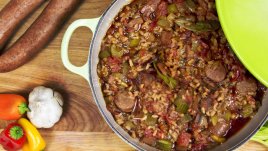 Джамбалая с пилешко, скариди и наденица