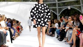 Точки и цветя в колекцията на Каролина Ерера за пролет/лято 2020