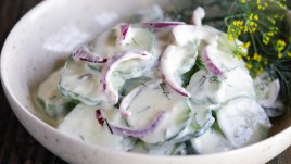 Кремообразна салата с краставици и царевица