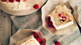 „Ангелски кекс“със сметана и малини (или ягоди)