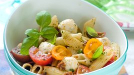 Салата с паста, царевица и авокадо