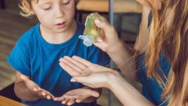 Колко опасен за здравето може да е гел дезинфектантът за ръце?