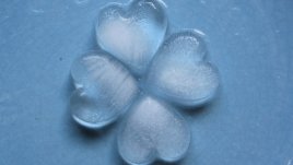 Кубчета лед за стегната кожа и дълготраен грим